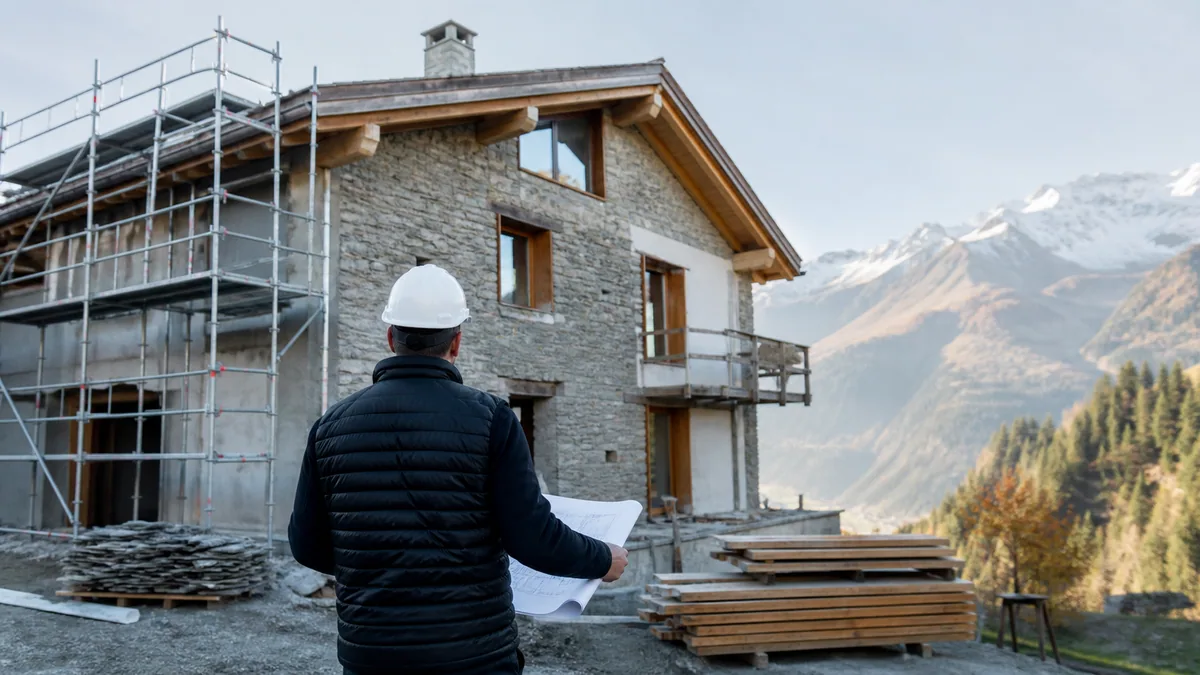 Illustration d’une maison en rénovation dans un environnement alpin valaisan